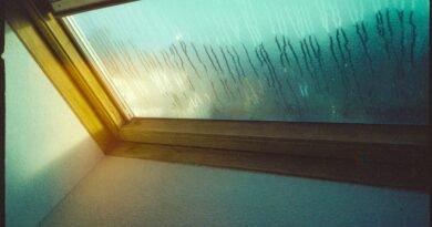 Kondensatas ant langų: priežastys, pavojai ir kaip efektyviai pašalinti