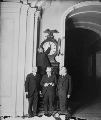 Istorinė laikrodžio persukimo nuotrauka