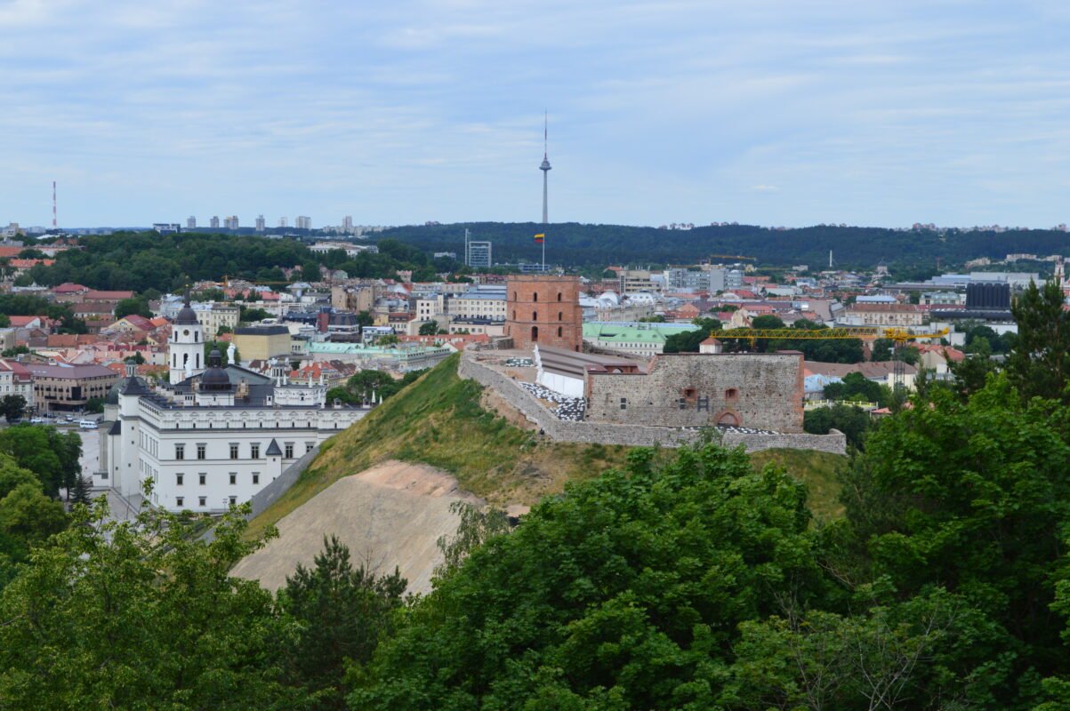 Statybų kranai ir Vilniaus miesto panorama