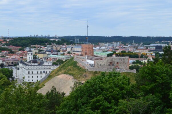 Statybų kranai ir Vilniaus miesto panorama